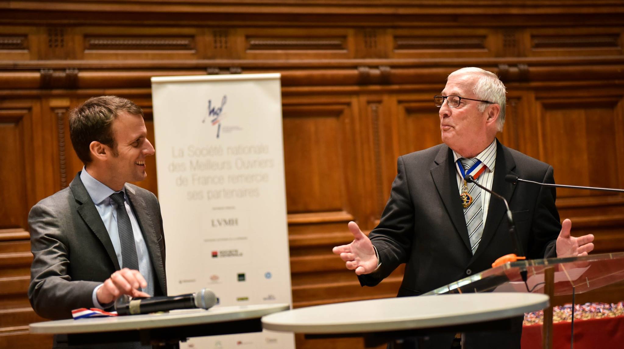 Emmanuel Macron (Ministre de l'Economie) et Gérard Rapp (Président de la Société nationale des Meilleurs Ouvriers de France)