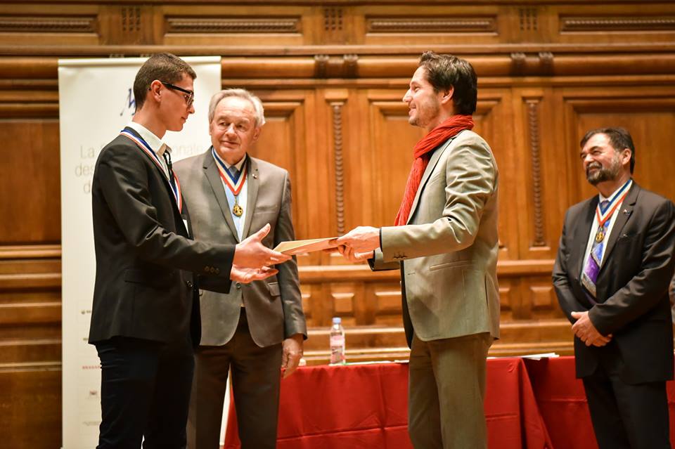 Nicolas Jordan remet un diplôme