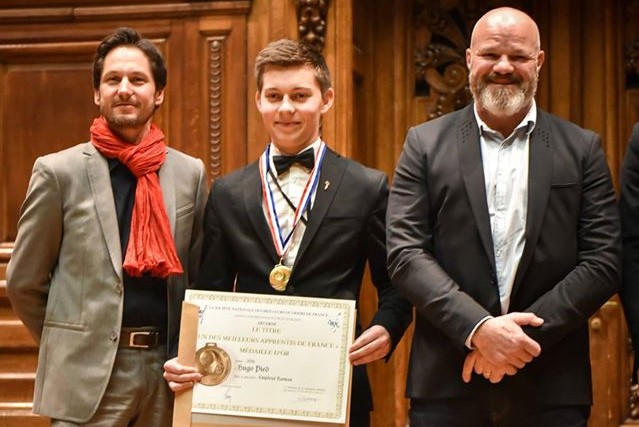 Un diplômé en compagnie du chef