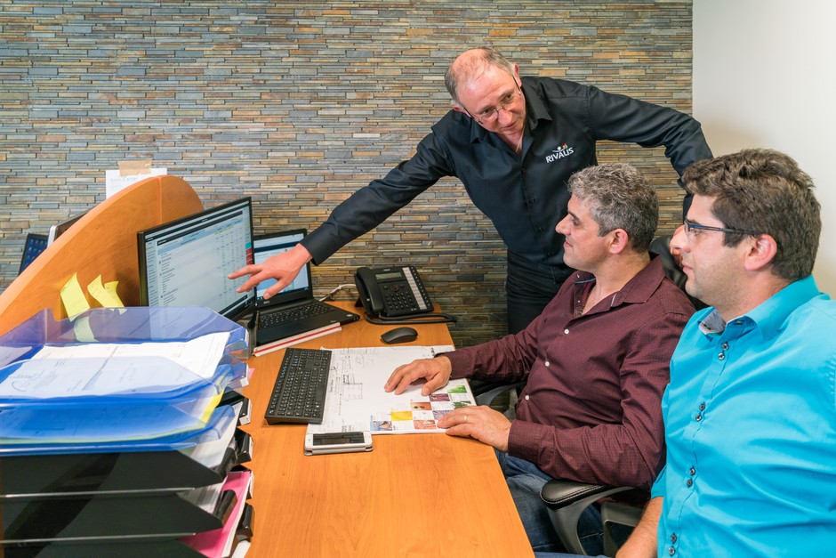 Nelson & Carlos travaillant avec leur Conseiller Rivalis Christian BIET