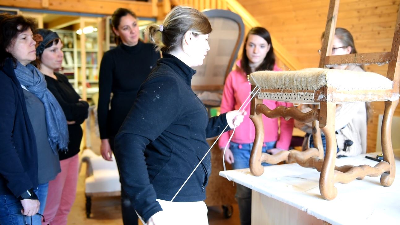 Laura, en pleine formation de tapissières